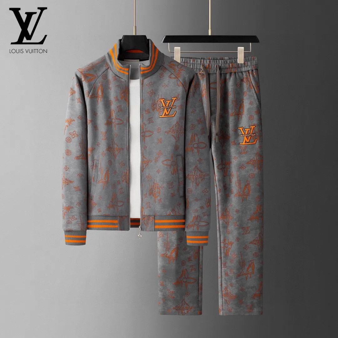 🅿️620 [LV Louis Vuitton] hot-selling suit is coming. Focus on the original version of the official website. 2025 new hot-selling cardigan and sweatshirt suit. The original order is the best. 🇭🇰The meticulous work of top designers. It has a fitting and perfect upper body effect. All-natural high-quality Tencel Roman cotton 100%, close-fitting comfort, noble and elegant! Original hardware embodies elegance and nobility! Counter size: M-4XL (up to 190 pounds)